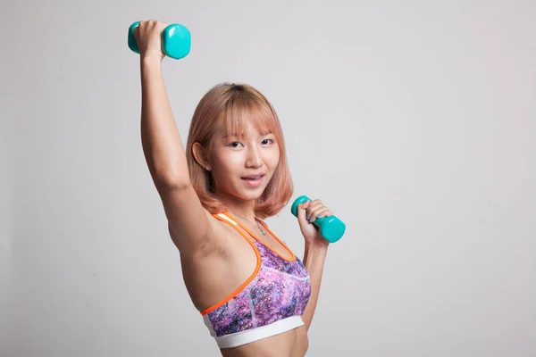 아름 다운 아시아 건강 한 여자 운동 아령으로. — 스톡 사진