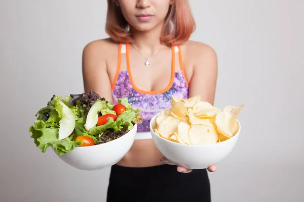 आशियाई निरोगी मुलगी सॅलड आणि बटाटा चिप्स बंद करा . — स्टॉक फोटो, इमेज