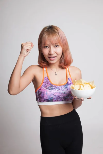아름 다운 아시아 건강 한 여자 먹는 감자 칩. — 스톡 사진