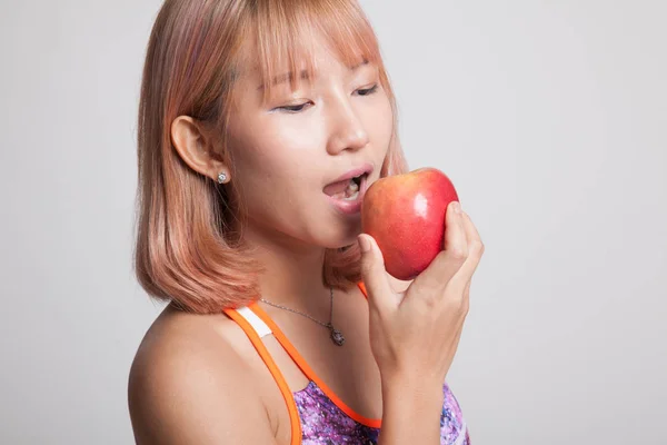 Menina saudável asiática bonita comer maçã . — Fotografia de Stock