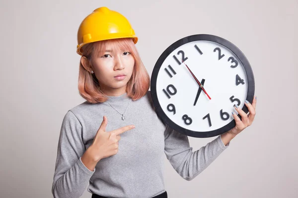 Asiatique ingénieur femme de mauvaise humeur avec une horloge . — Photo
