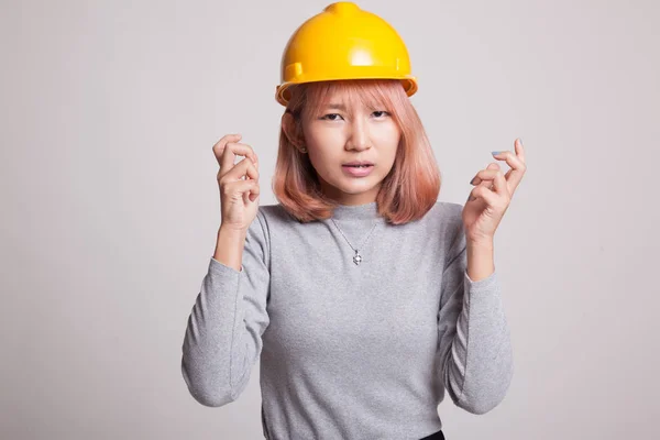 Azjatycki inżynier kobieta jest zły, zdenerwowany. — Zdjęcie stockowe