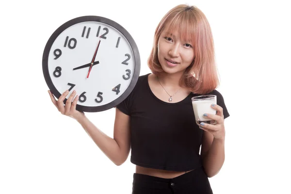 Sano asiatico donna bere vetro di latte tenere orologio . — Foto Stock