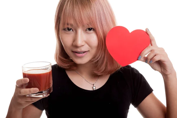 Jeune femme asiatique avec du jus de tomate et coeur rouge . — Photo