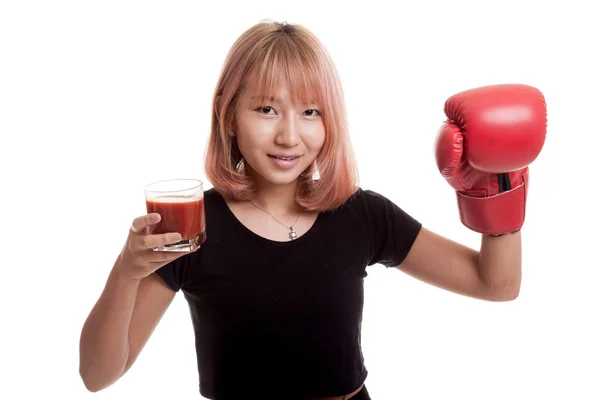 トマト ジュースおよびボクシング グローブの若いアジア女性. — ストック写真