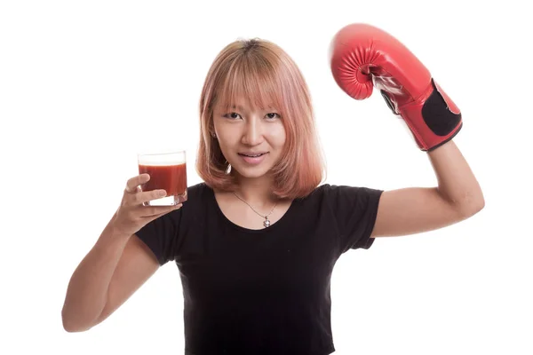 トマト ジュースおよびボクシング グローブの若いアジア女性. — ストック写真