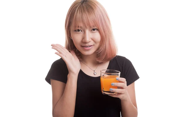 Šťastná mladá asijská žena pít pomerančový džus. — Stock fotografie