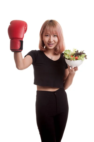 若いアジア女性ボクシング グローブとサラダ. — ストック写真