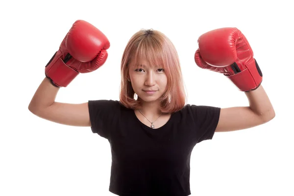 赤いボクシング グローブを持つ若いアジア女性. — ストック写真
