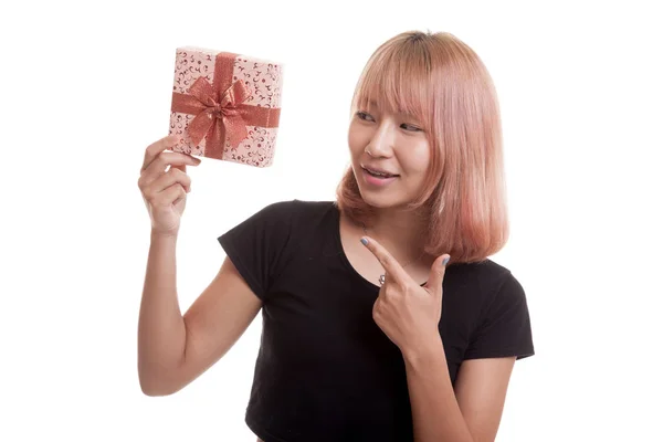 Junge asiatische Frau mit einem Geschenk-Box. — Stockfoto