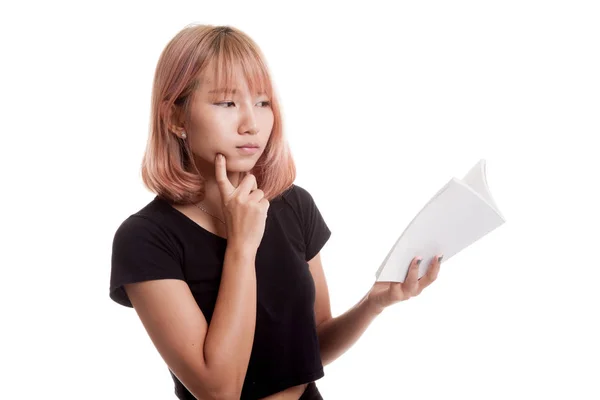 Junge asiatische Frau mit einem Buch denkt nach. — Stockfoto