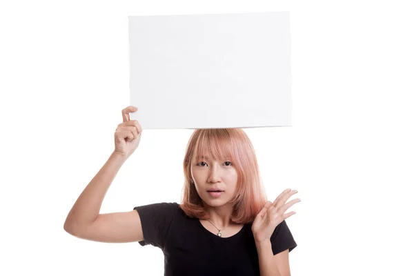 Jonge Aziatische vrouw verrassen met witte leeg bord. — Stockfoto