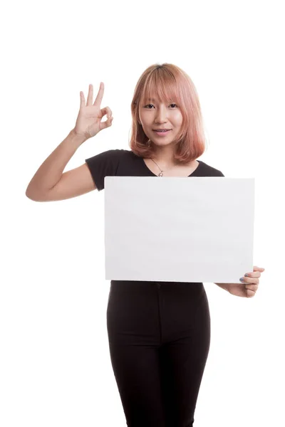 年轻的亚洲女人与白色空白标志显示 Ok. — 图库照片