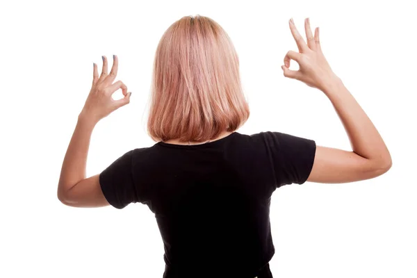 亚洲女人的背视图显示双 Ok 手势. — 图库照片
