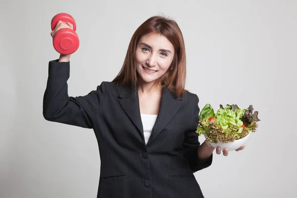 Gezonde Aziatische vrouw met halters en salade. — Stockfoto