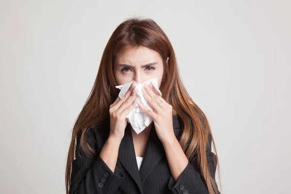 Mladá asijská žena dostala nemocný a chřipka. — Stock fotografie