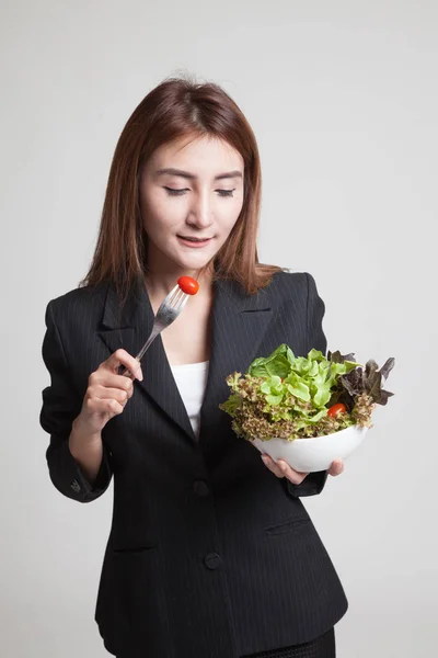 Friska asiatisk kvinna med sallad. — Stockfoto