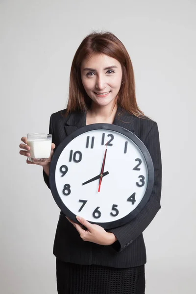 Saludable mujer asiática bebiendo vaso de leche celebrar reloj . — Foto de Stock