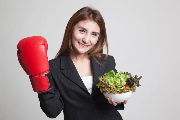 Молодая азиатка в боксёрской перчатке и салате . — стоковое фото