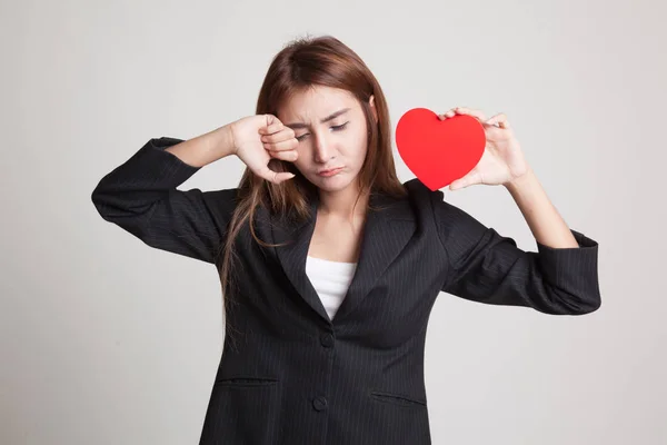 Aziatische vrouw triest en huilen met rood hart. — Stockfoto