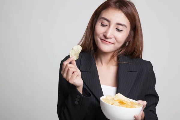 Ung asiatisk kvinna äta potatischips. — Stockfoto