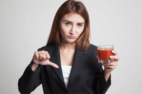 Aziatische vrouw duim omlaag haat tomatensap. — Stockfoto