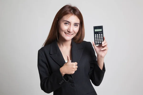 Aziatische vrouw duimen omhoog met de calculator. — Stockfoto