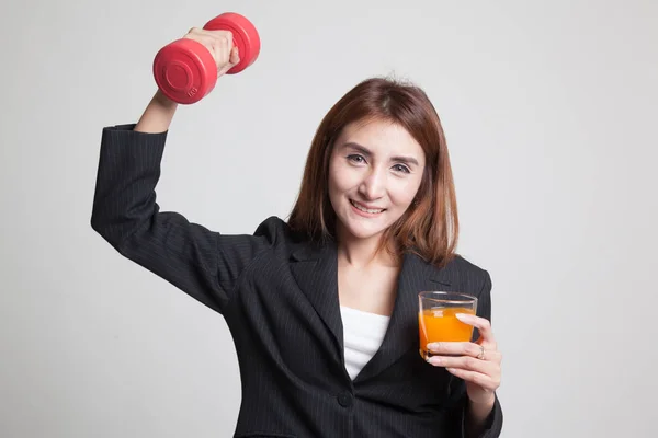 Молодая азиатка с гантелями пьет апельсиновый сок . — стоковое фото