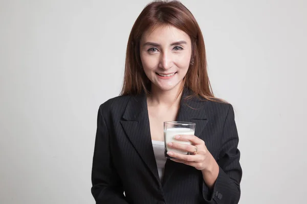 Femme asiatique en bonne santé boire un verre de lait . — Photo