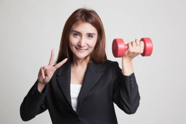 Sağlıklı Asya iş kadını göster: zafer işareti dumbbells ile.