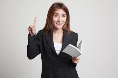 Genç Asyalı kadın bir kitap ile bir fikir var.