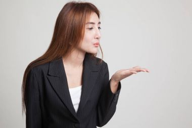 Güzel genç Asyalı kadın bir öpücük darbe.