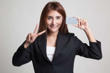 Boş bir kart ile genç Asyalı kadın gösterisi zafer.