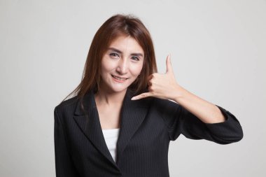 Genç Asyalı kadın gösterisi ile telefon jest.