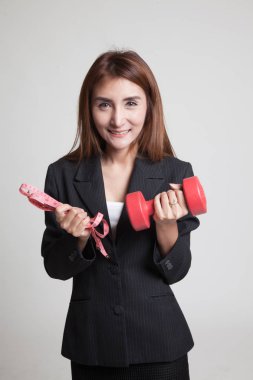 Dambıl ve ölçüm bandı ile sağlıklı Asyalı kadın.