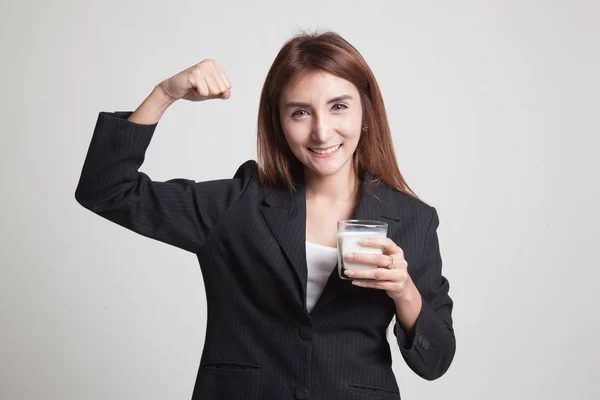 Saludable mujer asiática bebiendo un vaso de leche . —  Fotos de Stock