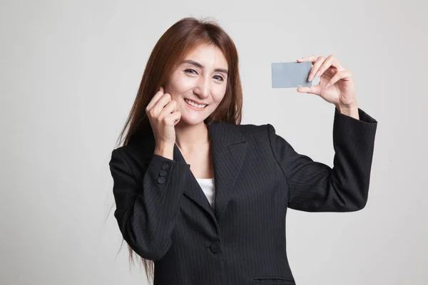 Glad ung asiatisk kvinna med ett tomt kort. — Stockfoto