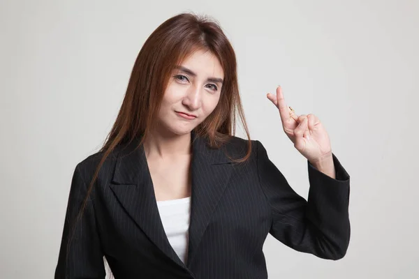 Vacker ung asiatisk kvinna cross finger. — Stockfoto