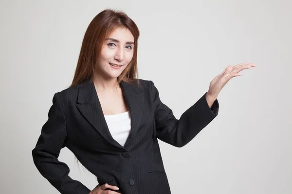 Young Asian woman present with her hand. — Stock Photo, Image