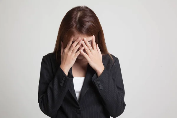 Sad young Asian woman cry with palm to face. — Stock Photo, Image