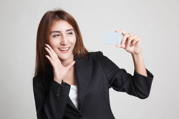 Mladá asijská žena šťastná s prázdnou kartou. — Stock fotografie