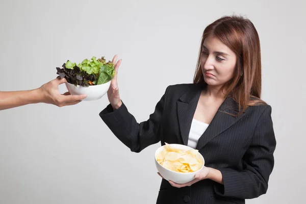 Joven asiática mujer con patatas fritas decir no a la ensalada . —  Fotos de Stock