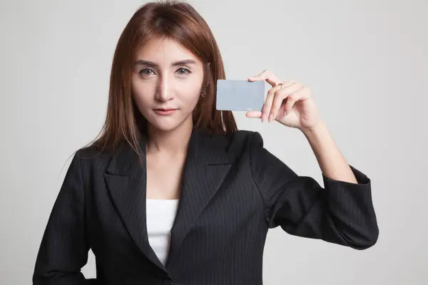 Joven mujer asiática con una tarjeta en blanco . —  Fotos de Stock