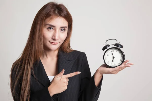 Joven asiática mujer punto a un reloj . —  Fotos de Stock