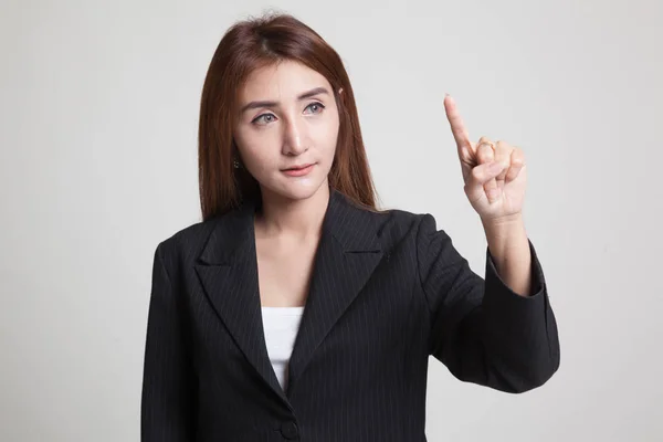 Asiatische Frau berührt den Bildschirm mit dem Finger. — Stockfoto