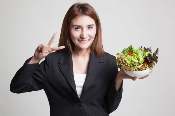 Gezonde Aziatische vrouw Toon overwinning bord met salade. — Stockfoto