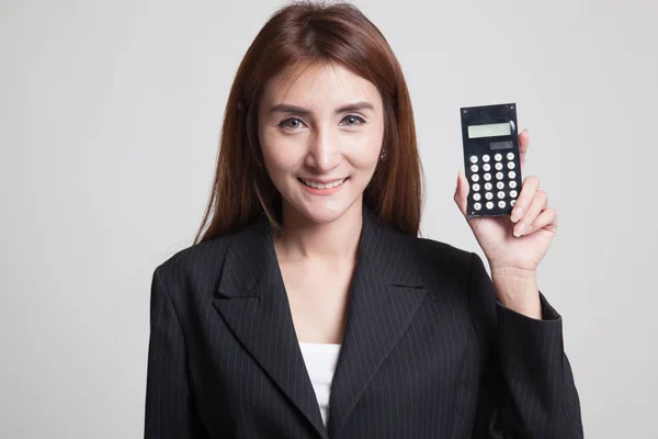 Aziatische vrouw glimlach met calculator. — Stockfoto