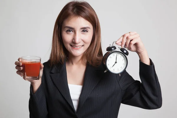 Joven mujer asiática con jugo de tomate y reloj . — Foto de Stock