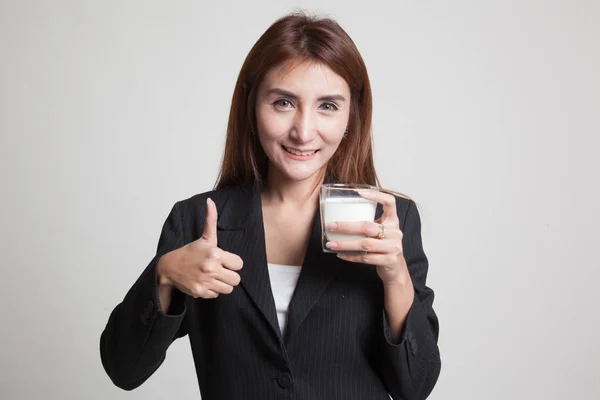 Friska asiatisk kvinna dricka ett glas mjölk tummen. — Stockfoto