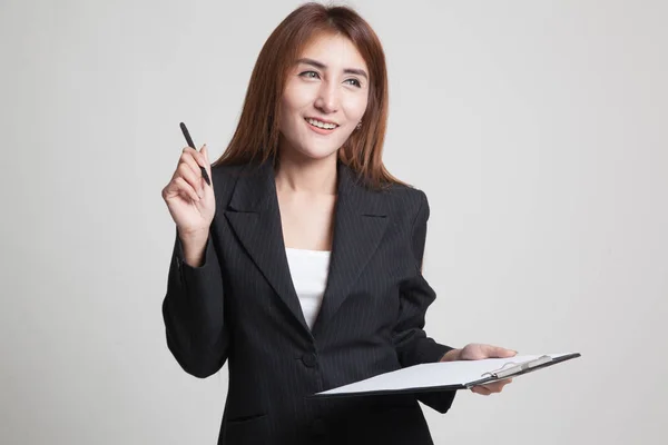 Junge asiatische Geschäftsfrau mit Stift und Klemmbrett. — Stockfoto